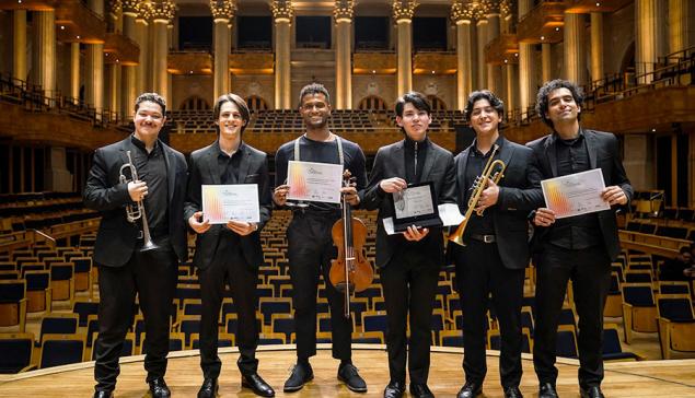 Revista Concerto Vencedores do Prêmio Eleazar de Carvalho posam para foto na Sala São Paulo (divulgação, Íris Zanetti)
