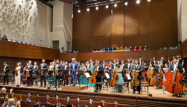 Revista Concerto Maestro Edilson Ventureli e Sinfônica Heliópolis recebem as palmas do público (Revista CONCERTO)