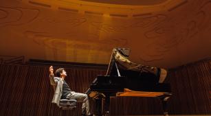 O pianista Jordan Alexander no palco do Teatro Cultura Artística [Divulgação/Ricardo Reis]