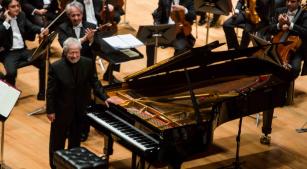 Nelson Freire com a Filarmônica de Minas Gerais em concerto comemorativo pelos seus 75 anos [Divulgação/Rafael Motta]