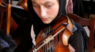 Jovem musicista da Orquestra Zohra, composta apenas por meninas afegãs [Divulgação/Site Instituto Nacional de Música do Afeganistão]