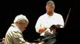 Foto do ensaio de Nelson Freire com o maestro Victor Hugo Toro e a Orquestra Sinfônica de Campinas [Divulgação]