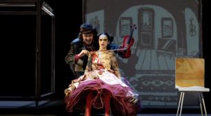 Cena da montagem de 'Orfeu no inferno' [Divulgação/ Íris Zanetti]