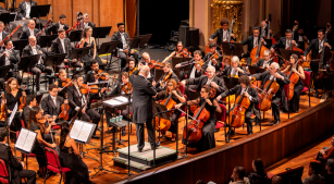 O maestro Claudio Cruz durante concerto com a OSB no Rio de Janeiro [Divulgação]