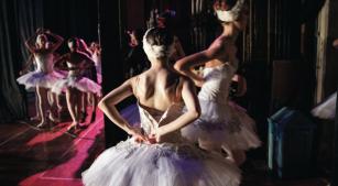 Bastidores de ‘O lago dos cisnes’, em foto de Carol Pires (divulgação)