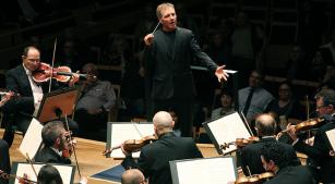 O maestro Thierry Fischer à frente da Osesp [Divulgação/Isabela Guasco]