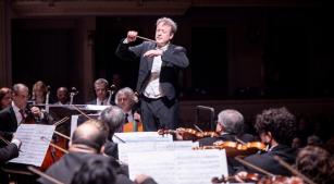O maestro Julian Kuerti durante concerto com a Opes em 2024 [Divulgação/Daniel Ebendinger]