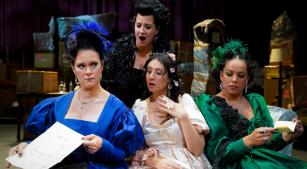 Gabriella Pace (Alice Ford), Ana Lucia Benedetti (Mrs. Quickly). Maria Carla Pino (Nanetta) e  Juliana Taino (Meg Page) [Divulgação/Iris Zanetti]
