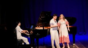 José Sacramento, Calebe Faria e Carolina Morel em apresentação do espetáculo no Theatro da Paz, em Belém [Agência Pará]