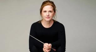 A maestra Erin Freeman rege o concerto [Divulgação]