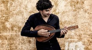 O bandolinista Avi Avital [Divulgação/Harald Hoffmann]