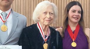 Berenice Menegale recebe a medalha ao lado de outros condecorados (divulgação)