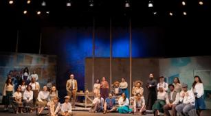 Cena da produção da ópera 'Candinho', no Theatro São Pedro [Divulgação/Iris Zanetti]