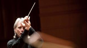 O maestro Carl St. Clair [Divulgação/Vern Evans]