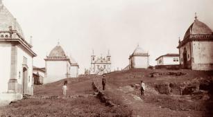 A cidade de Congonhas do Campo em 1880, fotografada por Marc Ferrez [Wikimedia Commons]