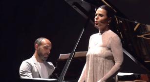 A soprano Carla Cottini e o pianistas Ricardo Ballestero se apresentam no dia 15 de novembro (reprodução YouTube)