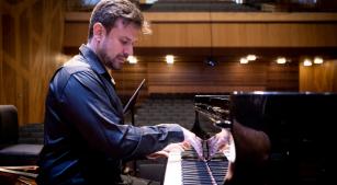 O pianista Cristian Budu [Divulgação/Daniel Ebendinger]