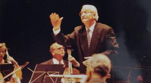 Ernst Mahle dirige orquestra em Piracicaba (reprodução)