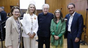 O maestro João Carlos Martins e executivos da Fundación Mapfre (divulgação)
