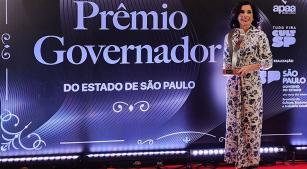 Giane Martins com o troféu do Prêmio Governador do Estado (divulgação)