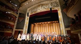 Artistas são aplaudidos após a apresentação da Paixão segundo São Marcos, no Theatro Municipal de São Paulo (Revista CONCERTO)