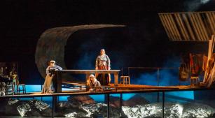 Cena da montagem de 'Homens ao Mar', no Theatro São Pedro [Divulgação/Robs Borges]
