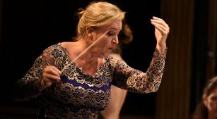 Ligia Amadio em concerto com a Orquestra Filarmônica de Montevidéu (wikimedia commons)