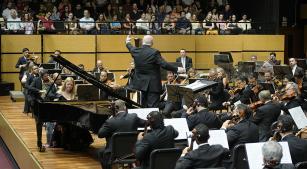 Valentina Lisitsa, Manfredo Schmiedt e a Ospa na abertura da temporada 2026 (divulgação, Vinícius Angeli)