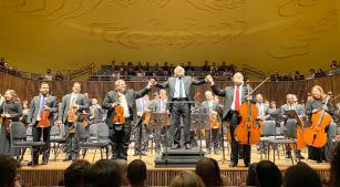 Opes e maestro Isaac Karabtchvesky são aplaudidos após a abertura de Rossini (Revista CONCERTO)