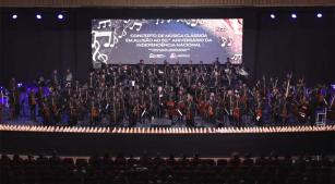 Orquestra do Conquentenário e maestro Ricardo Castro são aplaudidos após concerto em Luanda (reprodução, Carlos César booming Audiovisual