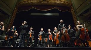 Orquestra Inhotim e Leandro Oliveira agradecem aos aplausos no Theatro São Pedro (divulgação, Reinaldo Canato)