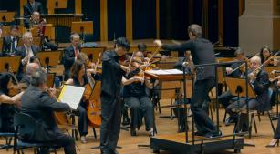 Osesp, o violinista Inmo Yang e o maestro Roberto González-Monjas, na Sala São Paulo (reprodução YouTube)