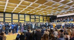 Após o concerto, músicos e equipe da Fundação Ospa recebem o aplauso da plateia (Revista CONCERTO)