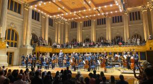 Público aplaude a Osusp após o Pássaro de fogo, na Sala São Paulo (Revista CONCERTO)