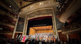 Público aplaude os artistas ao fim do Réquiem de Verdi (Revista CONCERTO)