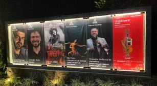 Vitrine na entrada do Centro Cultural Vermelhos (Revista CONCERTO)