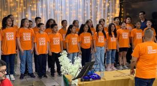 Apresentação final do Coral Viva Cantar da Escola Municipal Dona Chiquinha Rodrigues (Revista CONCERTO)