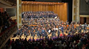 Artistas recebem os aplausos após a apresentação do Réquiem de guerra (Revista CONCERTO)