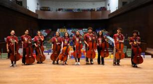 Jovens alunos do Instituto Baccarelli na nova sala de concertos [Divulgação/Instituto Baccarelli]