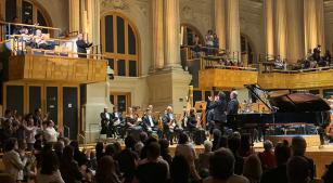 Esteban Benzecry é aplaudido pela orquestra e público na Sala São Paulo (Revista CONCERTO)