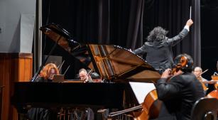 Orquestra Sinfônica Municipal de Botucatu e Karin Fernandes em maio de 2025 [Divulgação/ Daniel Batista]