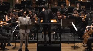 Bruno de Sá durante apresentação no domingo, no Theatro São Pedro [Reprodução/YouTube]