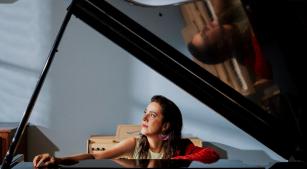 A pianista Erika Ribeiro [Divulgação/Diego Bresani]