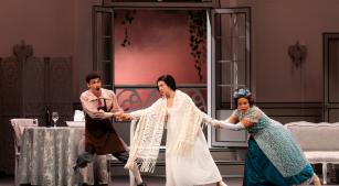 Elouise Miranda, Robert William e Camila Ceuta em cena de 'A escada de seda', de Rossini, no Theatro São Pedro [Divulgação]