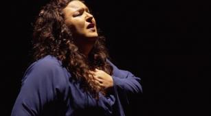 Kismara Pezzati em cena de 'Femina' [Reprodução]
