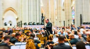Emiliano Patarra em concerto com a Filarmônica Senai-SP [Divulgação]