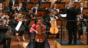 Marina Martins durante concerto com a Filarmônica de Goiás e Neil Thomson no Auditório Claudio Santoro, em Campos do Jordão [Divulgação]