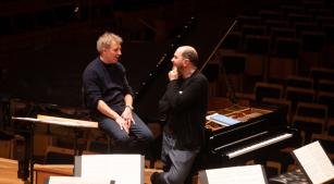 O pianista Kirill Gerstein com o maestro Thierry Fischer durante ensaio com a Osesp em 2022 [Divulgação]