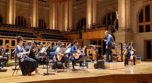 O Duo Siqueira Lima e a GRU Sinfônica durante a passagem de som antes do concerto na Sala São Paulo [Divulgação]