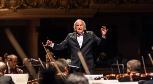 O maestro Isaac Karabtchevsky durante concerto com a Orquestra Petrobras Sinfônica [Divulgação]